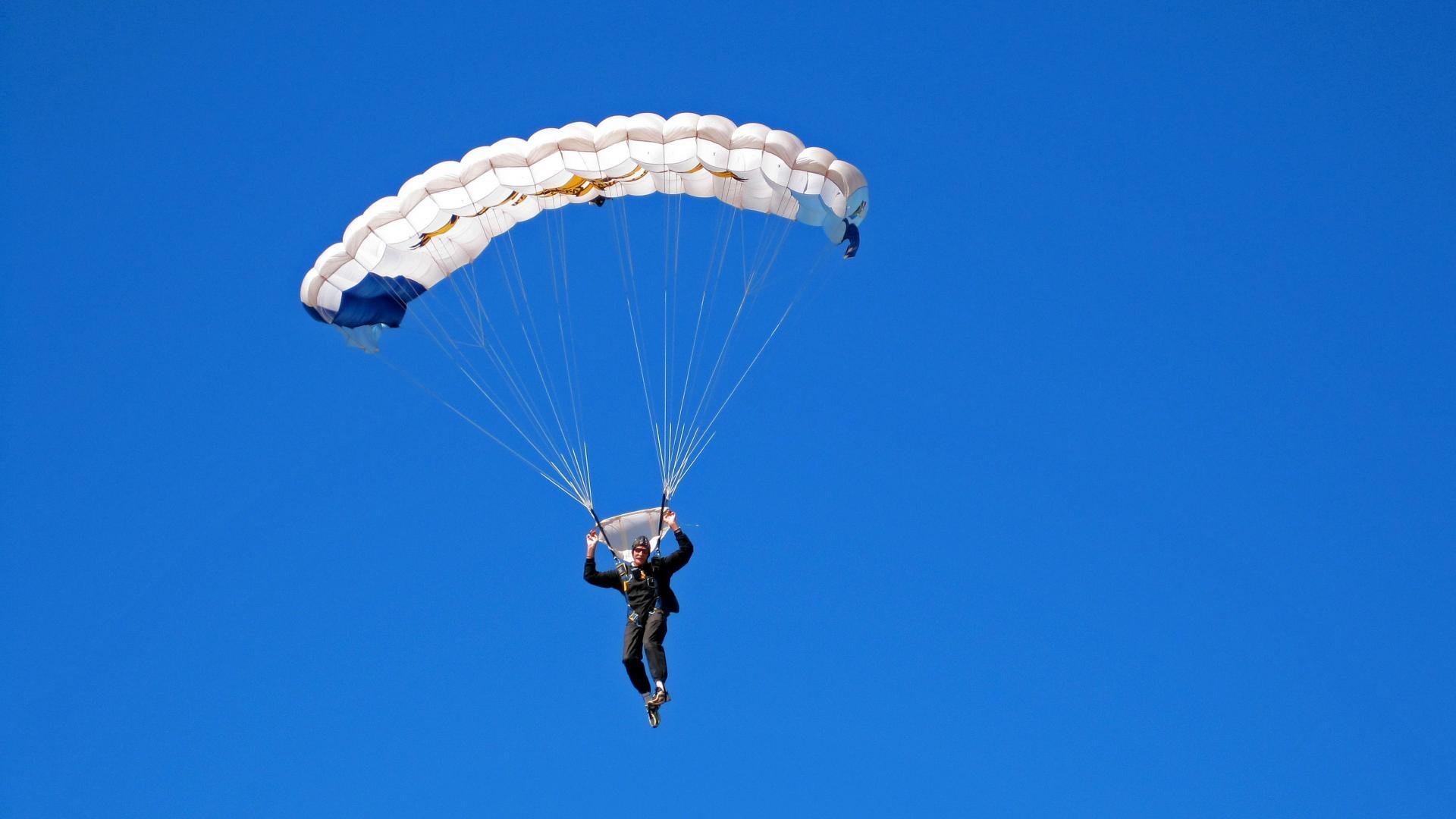 冬季两项世界杯赛场风雪考验运动员体能,冬天举办世界杯